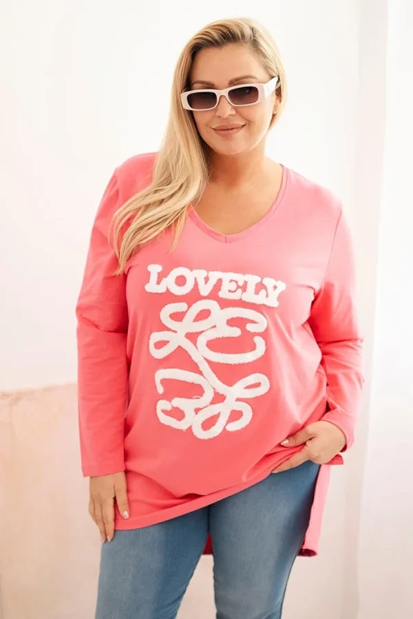 Bluzka damska Plus Size bawełniana z napisem i dekoltem V różowa
