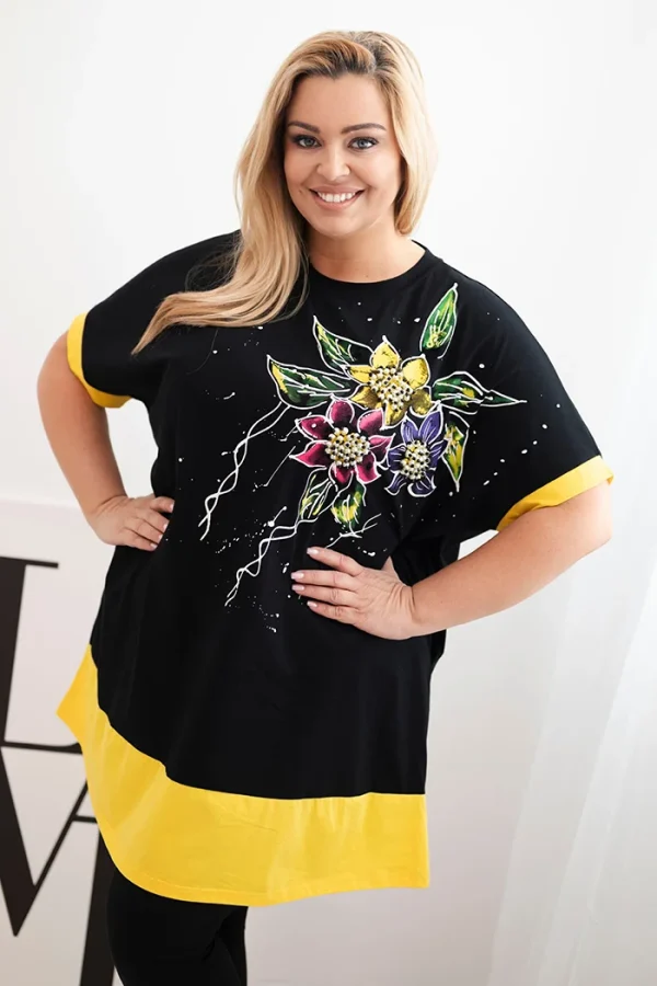 Bluzka damska Plus Size z kwiatowym wzorem i ozdobnymi perełkami żółta