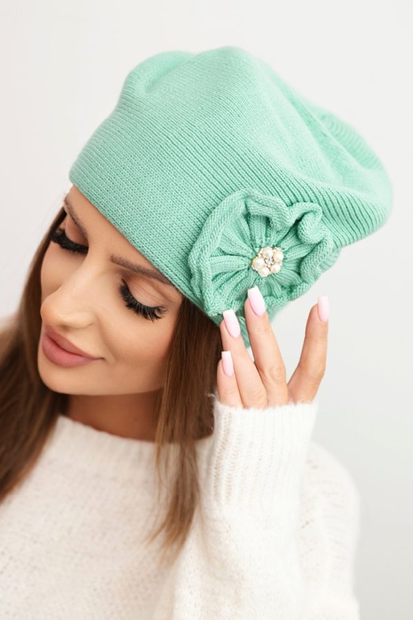 Czapka damska zimowa z ozdobnym kwiatem i perełkami K421 ciemno miętowa