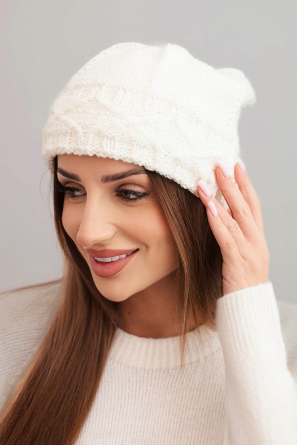 Czapka damska zimowa z wełną o grubym splocie warkoczowym K481 ecru