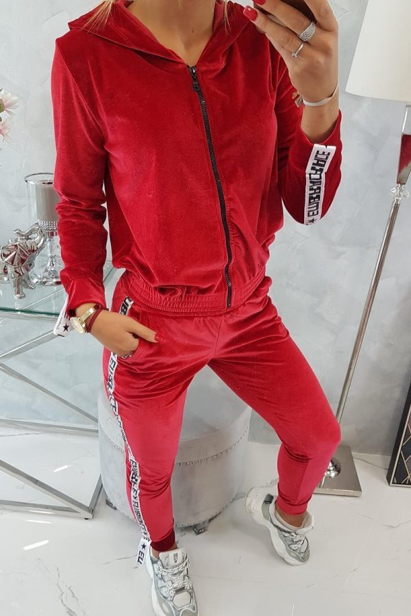 Komplet welurowy z ozdobnymi taśmami czerwony